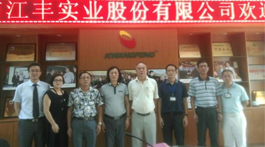 在香港，銷售每三只冰鮮雞就有兩只是江豐出品，但中國(guó)大陸的市場(chǎng)更大，這次找中擂合作就是要打開(kāi)家門口的市場(chǎng)。中擂團(tuán)隊(duì)開(kāi)局便簽約虎艷芬作江豐代言，我們對(duì)接下來(lái)的合作充滿信心。